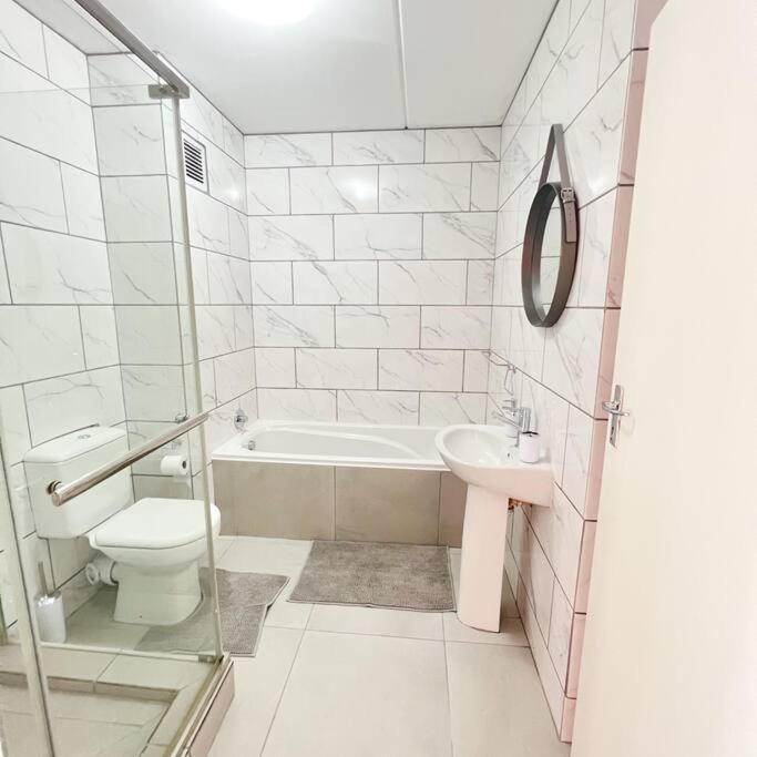 The Cozy Retreat, 2-bedroom In Parklands, *